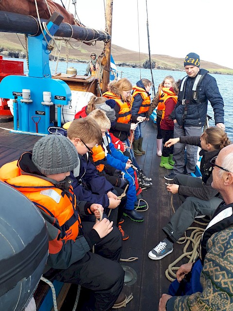 Happyhansel pupils learning to tie knots