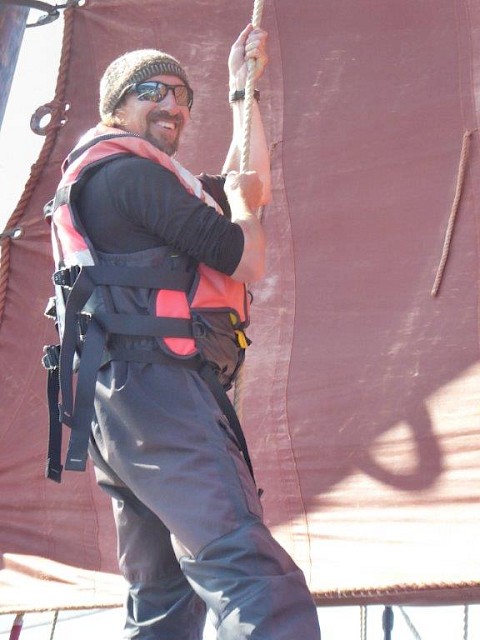 Our Skipper Thorben Reinhardt hoisting the sails ©Joanna Robertson