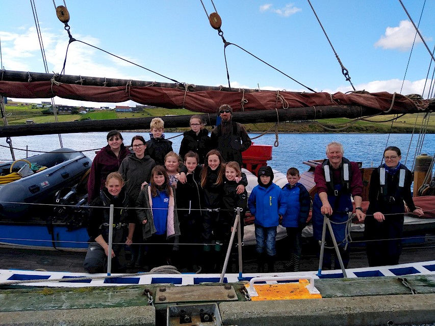 Swan crew and Mid Yell Primary School pupils following a sail and #LitterCUBES workshop aboard
