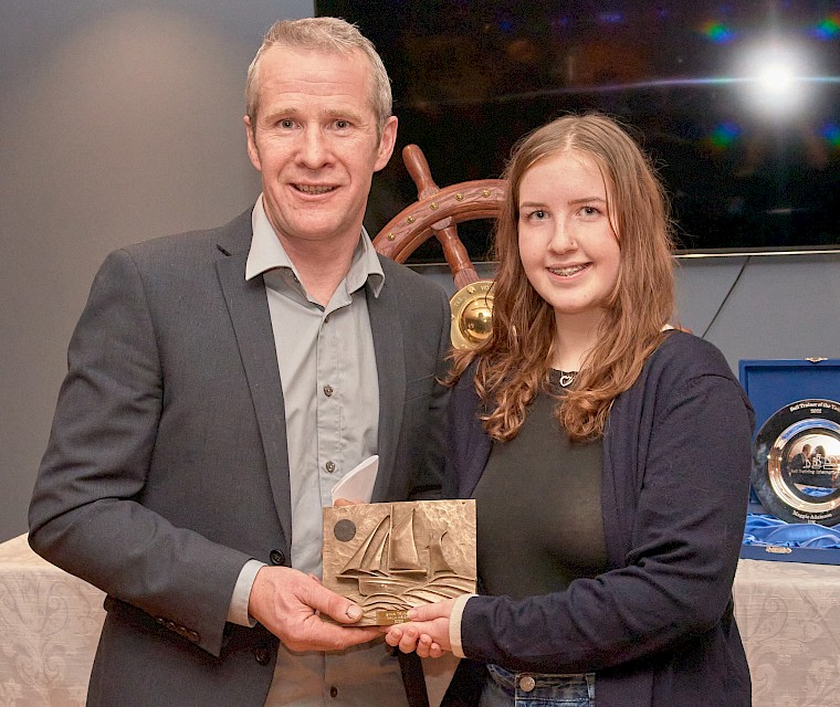 Swan Trustee John William Simpson presenting the Vevoe Trophy to Vaila Wright, Sail Trainee of the Year 2022. Image: Chris Brown