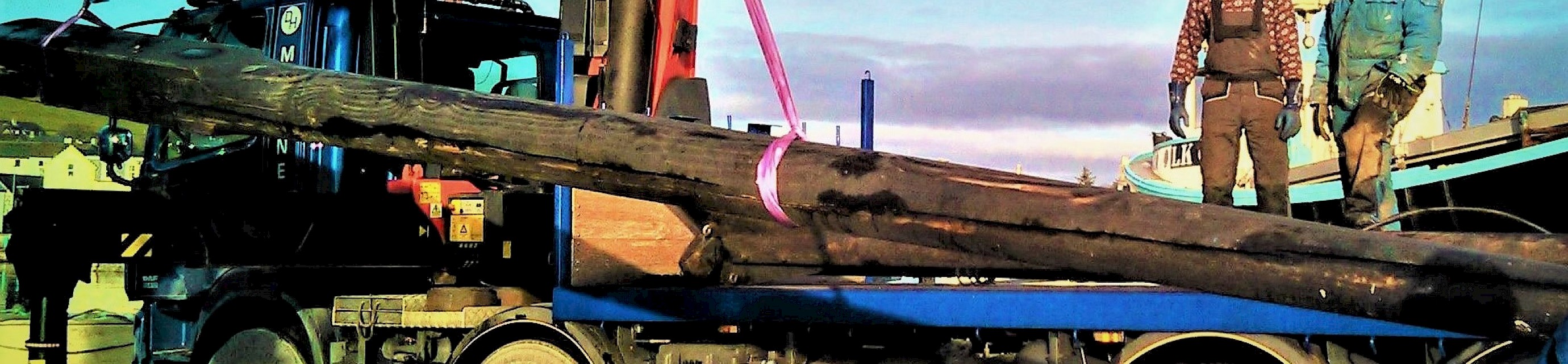 The splits in the Bowsprit can be seen as it is being taken ashore at the end of 2019 for transport to the store