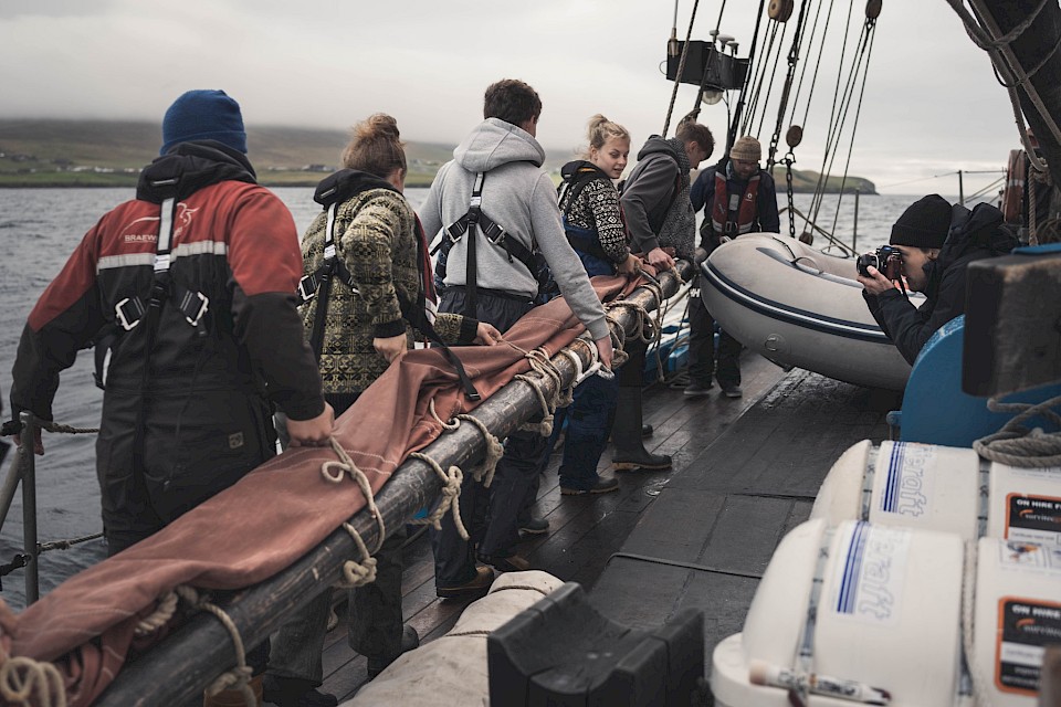 Trainees lifting one of the spars aboard the Swan photographed by @kletspoot