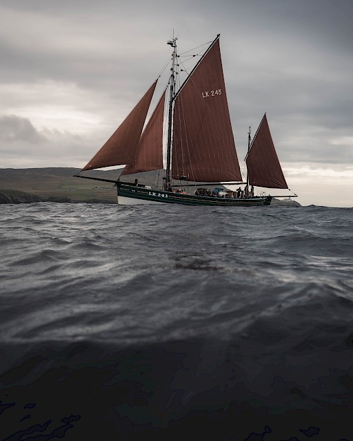 Image of the Swan under sail, photographed by @kletspoot