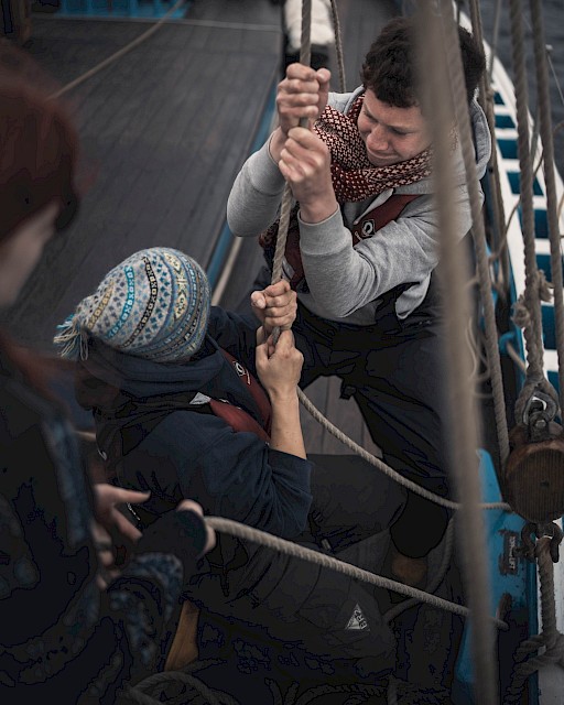 Swan Skipper and trainees hauling on the ropes aboard, photographed by @kletspoot